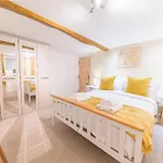 4br Steps From Town Centre