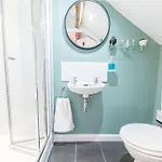 4br Steps From Town Centre