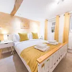 4br Steps From Town Centre