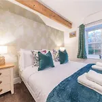 4br Steps From Town Centre