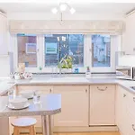 4br Steps From Town Centre