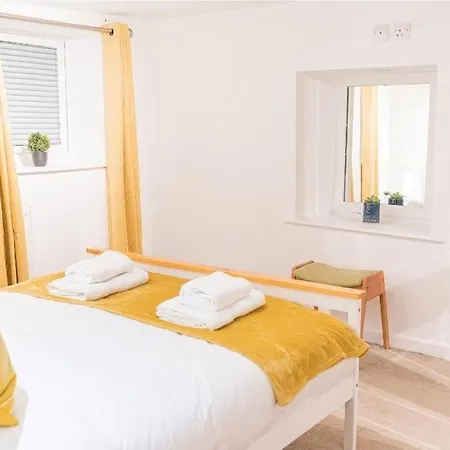 Prázdninový dům 4 Bedroom Steps From Town Centre *