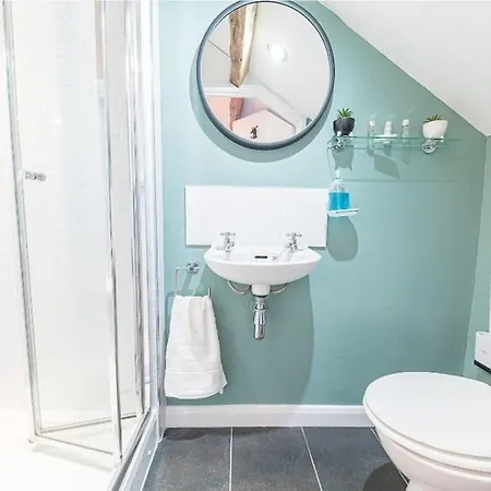 4 Bedroom Steps From Town Centre