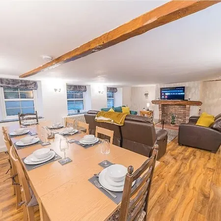 4br Steps From Town Centre