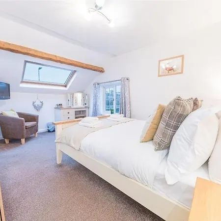 Prázdninový dům 4 Bedroom Steps From Town Centre *