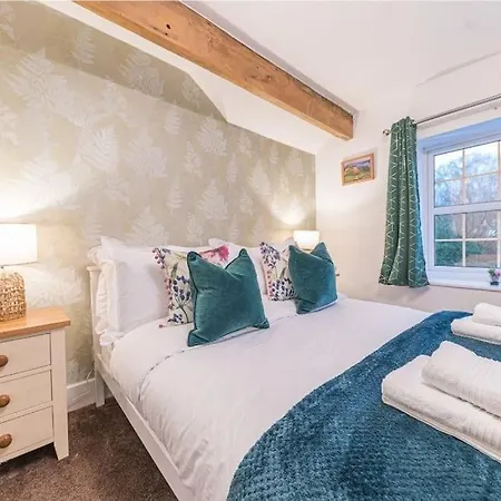 4br Steps From Town Centre