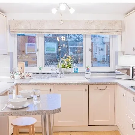 4 Bedroom Steps From Town Centre