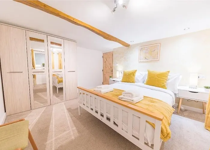 4br Steps From Town Centre