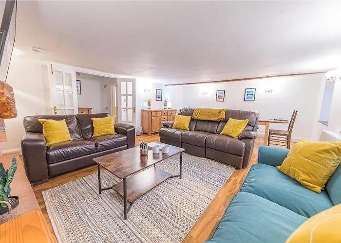 4br Steps From Town Centre 度假居