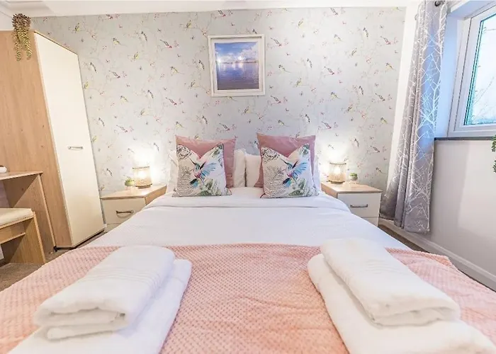 4br Steps From Town Centre 度假居