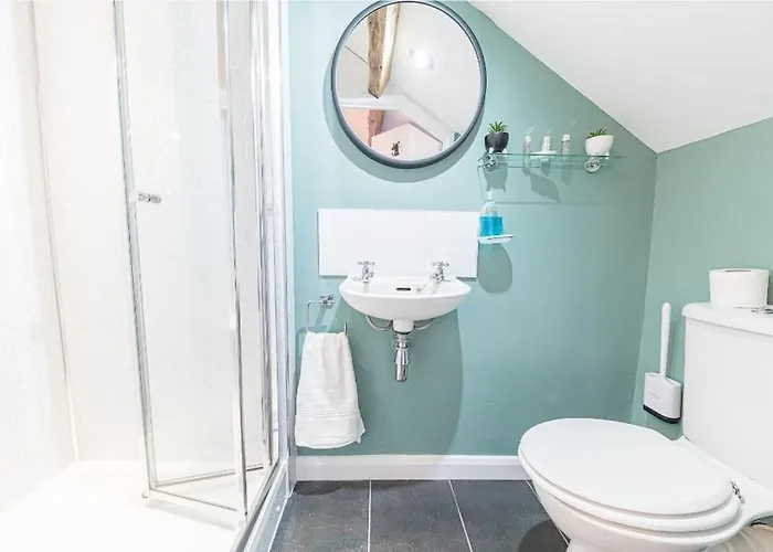 4br Steps From Town Centre