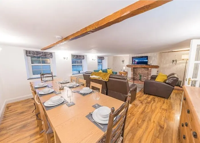 4br Steps From Town Centre