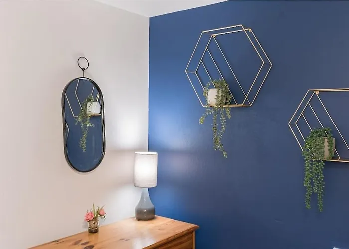 4br Steps From Town Centre