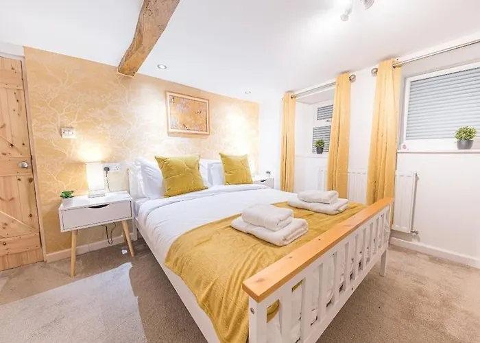 4br Steps From Town Centre