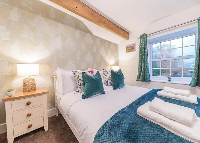 4br Steps From Town Centre