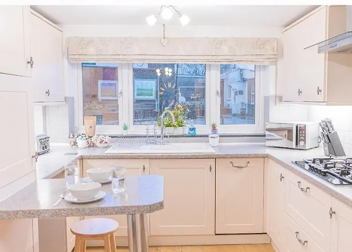 4br Steps From Town Centre