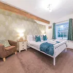 4br Steps From Town Centre Ferienhaus *