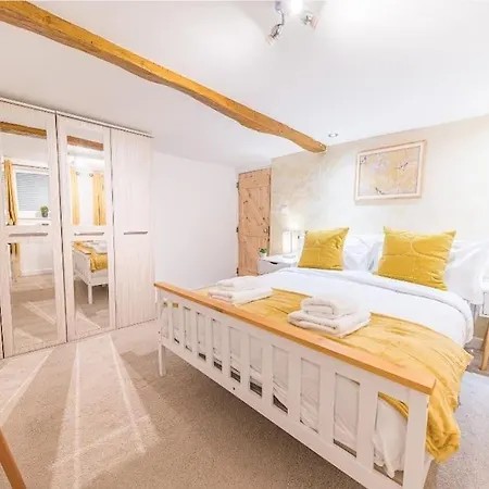 4 Bedroom Steps From Town Centre