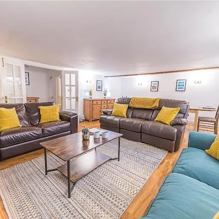 4 Bedroom Steps From Town Centre Holiday home