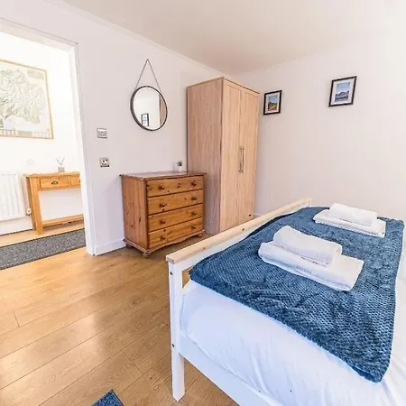 Holiday home 4 Bedroom Steps From Town Centre *