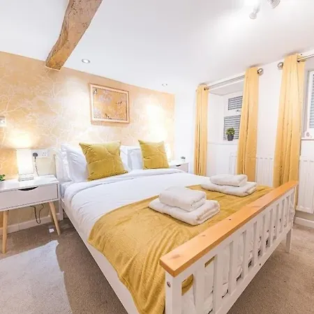 4br Steps From Town Centre